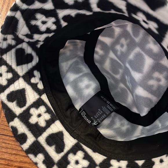 H&M NWOT hearts and flower checkered bucket hat black white fleece sweat band OS - Picture 7 of 9
